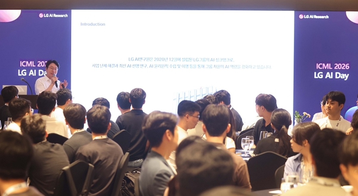 [사진⑤] 임우형 LG AI연구원 공동 연구원장이 7일 저녁 진행된 LG AI Day에서 참가한 AI 인재들에게 연구원을 소개하고 있다 (1).jpg