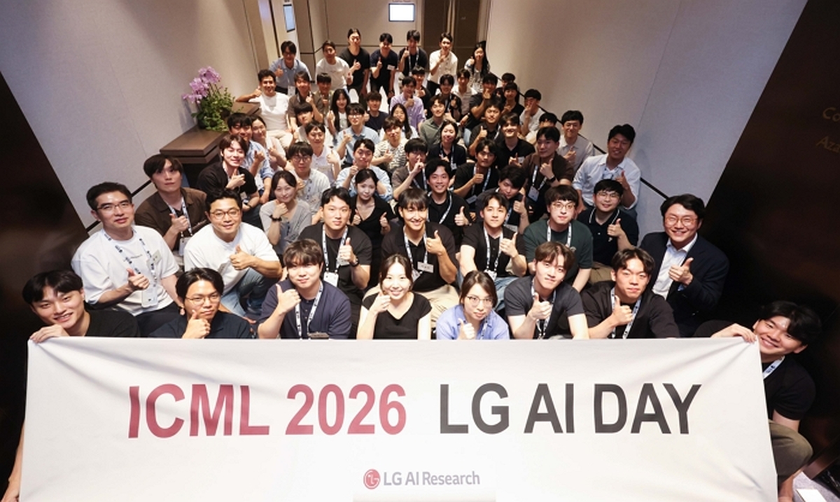 [사진⑥] 7일 저녁 LG AI Day에 참가한 AI 인재들 단체 촬영 사진 (1).jpg