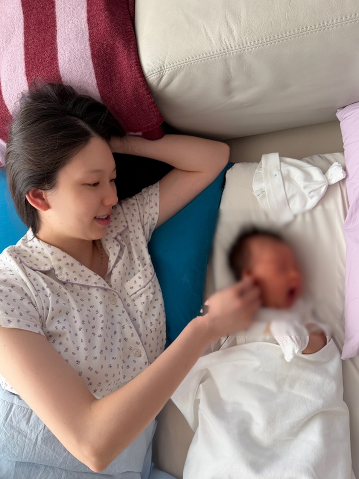 ‘김진경♥’ 김승규, 월드컵 마치고 처음 만난 딸과 꿀잠... 세 식구 힐링