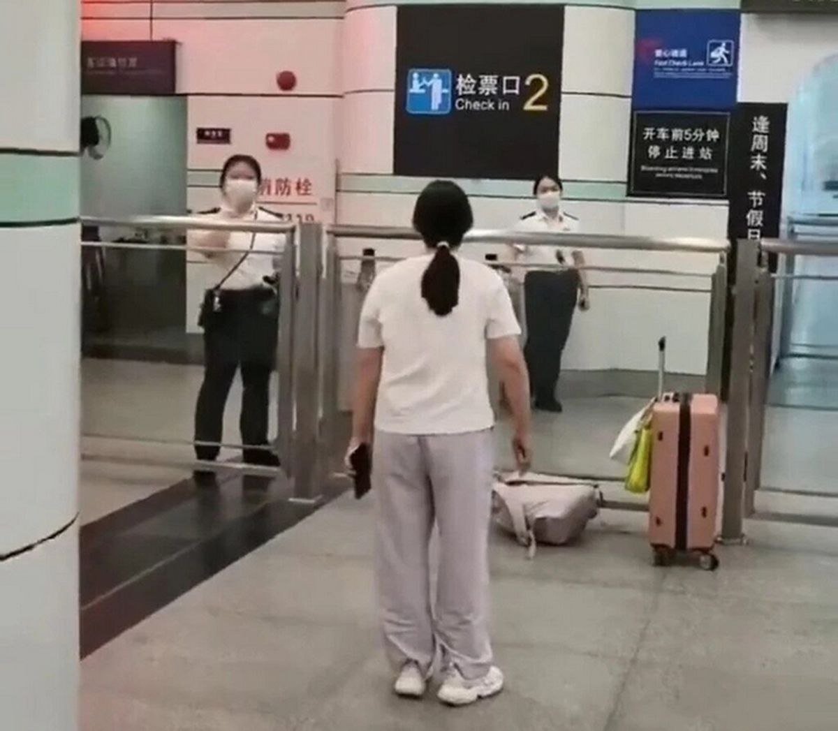 1분 늦게 와서 열차 놓치자... 역무원 쓰러뜨리고 무전기까지 부순 ‘무개념’ 여성