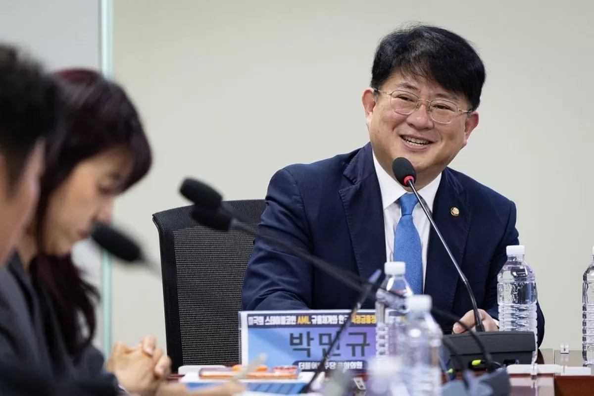 박민규 더불어민주당 의원이 지난 5월 12일 서울 여의도 국회 의원회관에서 열린 미국의 스테이블코인 AML 규율체계와 한국 특정금융정보법 정비 과제 토론회에서 인사말을 하고 ...
