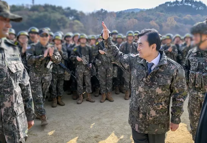 전북 임실군 제35사단 신병교육대대에 방문해, 장병들을 격려 하는 안규백 국방부 장관 / 뉴스1