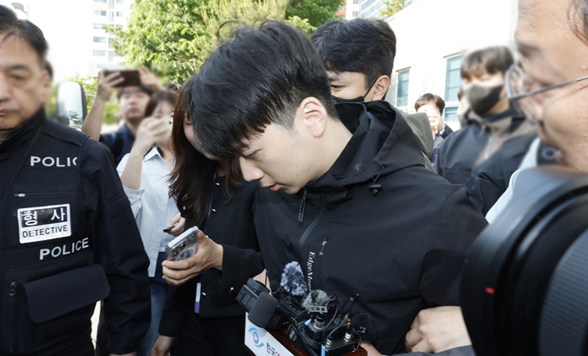 origin_호송차타는장윤기.jpg