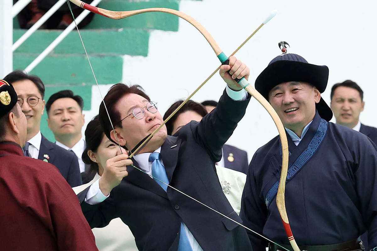 몽골을 국빈 방문 중인 이재명 대통령이 11일(현지시간) 울란바타르 나담축제장에서 전통활쏘기를 체험하고 있다. 오른쪽은 오흐나 후렐수흐 몽골 대통령. 2026.7.11/뉴스1
