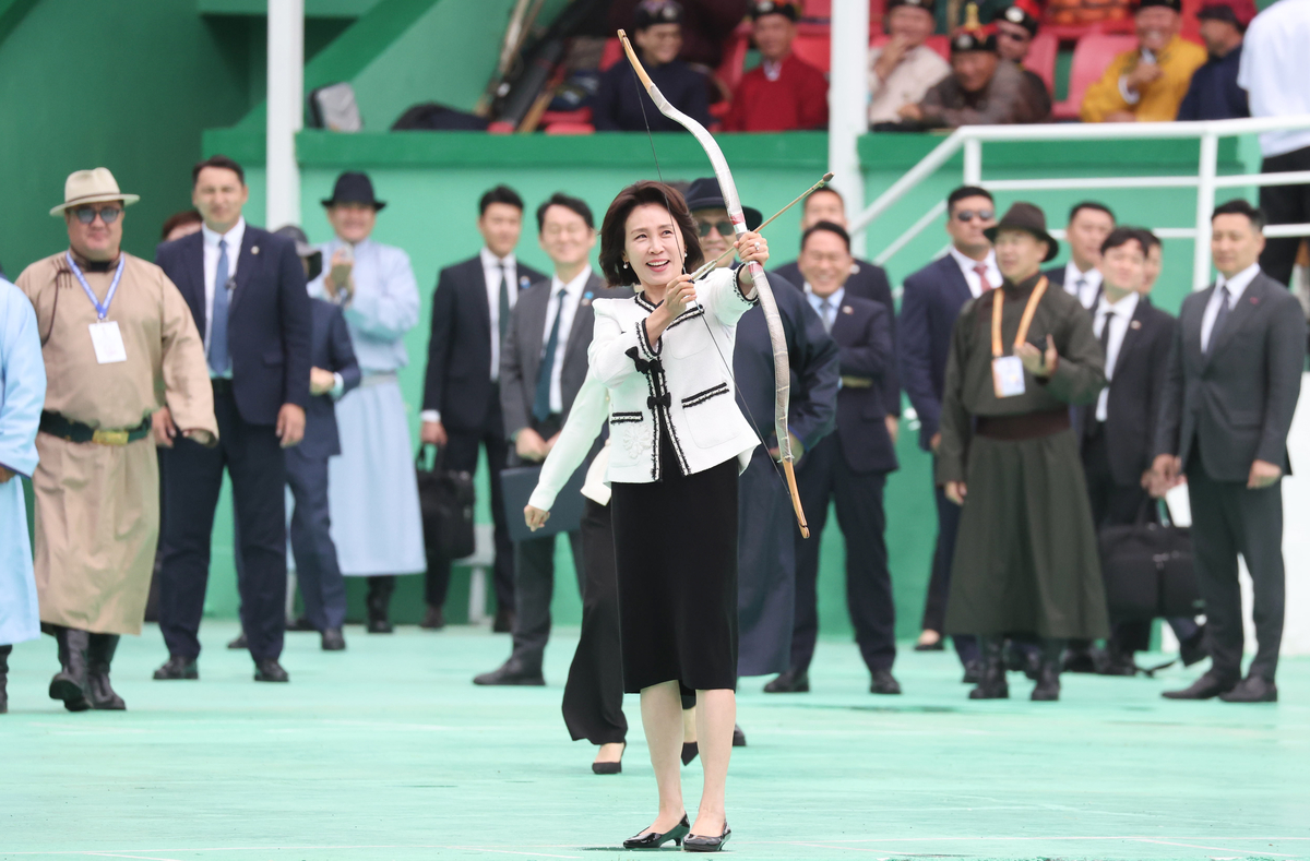 origin_몽골전통활쏘기체험하는김혜경여사.jpg