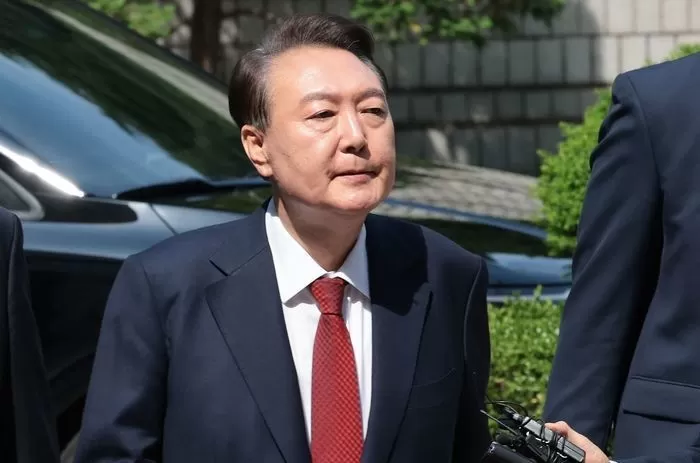 윤석열 전 대통령이 26일 서울 서초구 서울중앙지방법원에서 열린 내란 우두머리 혐의ㆍ직권남용 권리행사 방해 혐의 사건 5차 공판에 출석하고 있다. 2025.5.26 / 뉴스1