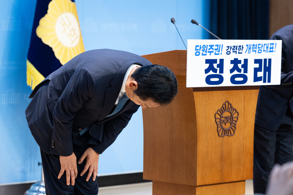 origin_고개숙여인사하는정청래.jpg