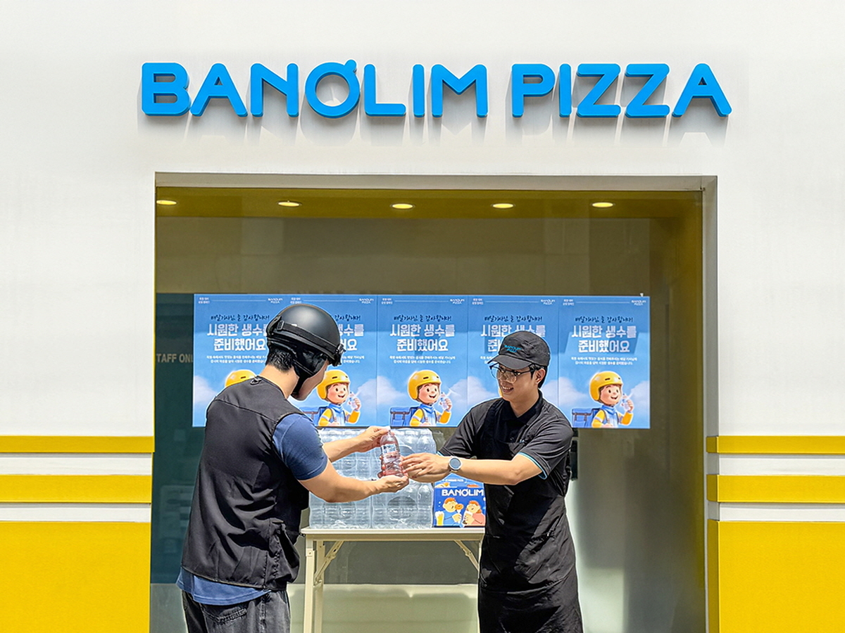 [이미지] 반올림피자 매장서 배달 라이더 생수 지원.jpg