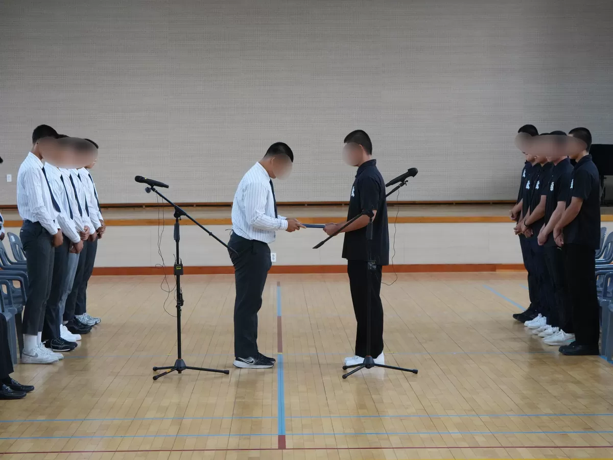 5·18민주화운동 조롱성 응원으로 논란을 빚은 서울 배재고 야구부원과 학생주장이 6일 광주제일고를 방문해 사과문을 전달하고 있다. 2026.7.6/뉴스1