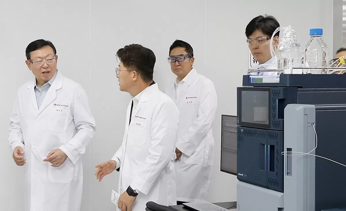 [사진 2] 신동빈 롯데 회장이 3일 인천 연수구에 위치한 롯데바이오로직스 송도 캠퍼스 1공장을 찾아 현장경영을 펼쳤다. 신 회장(왼쪽~.jpg