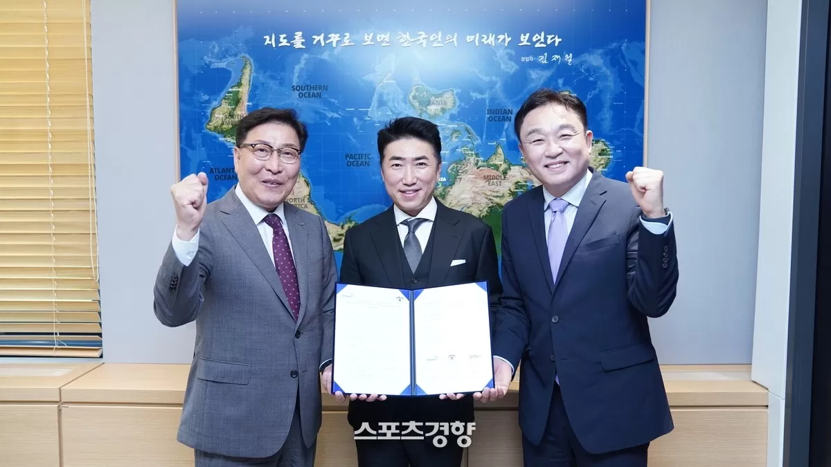 방송인 겸 푸른하늘 대표 장동민(가운데)이 친환경 용기 도입 확대를 위한 업무협약을 체결한 뒤 남양매직·동원F&B 관계자들과 기념 촬영하고 있다. 푸른하늘 제공