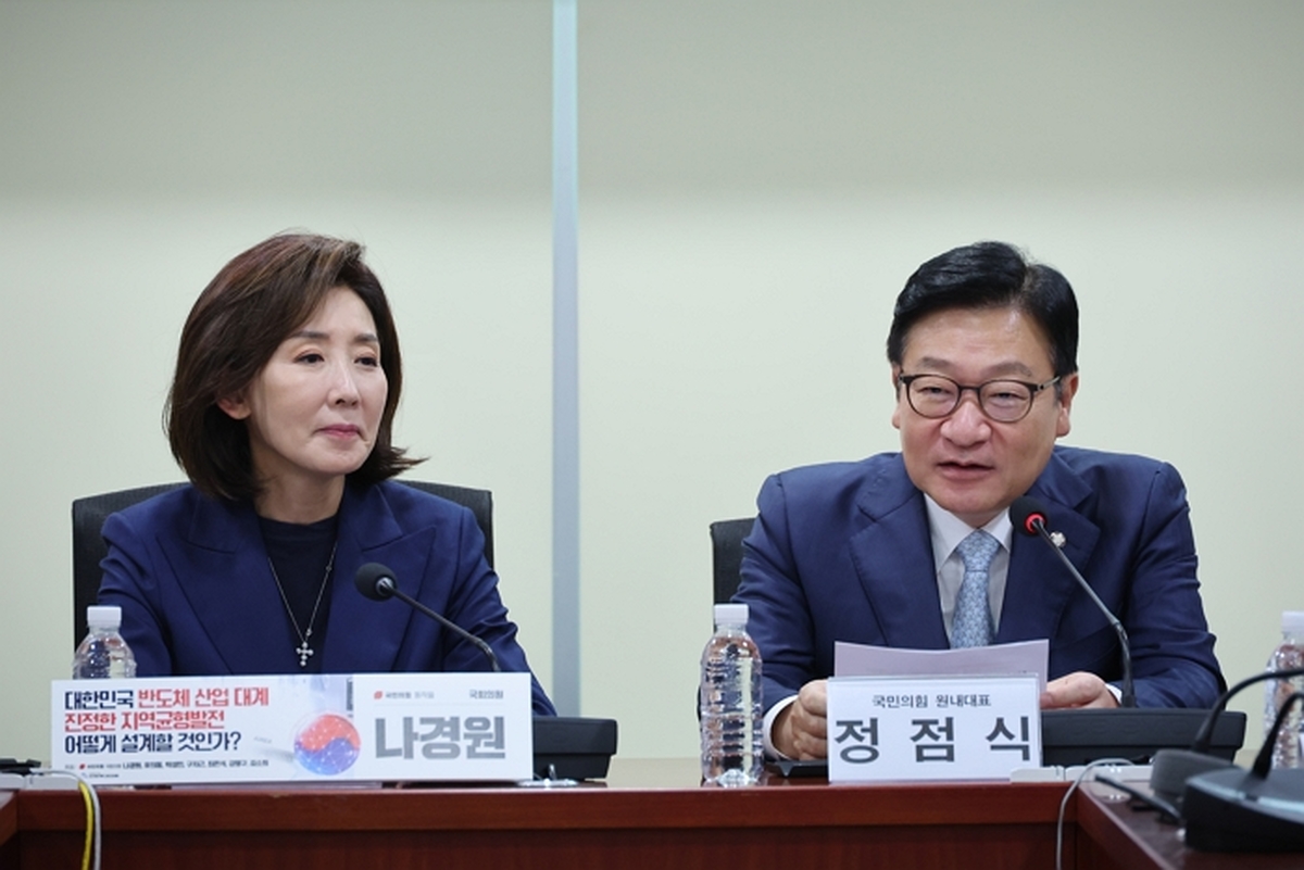 origin_토론회인사말하는정점식.jpg
