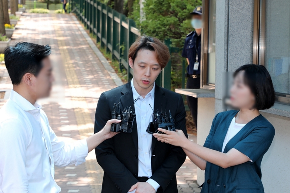 origin_석방후입장밝히는박유천.jpg