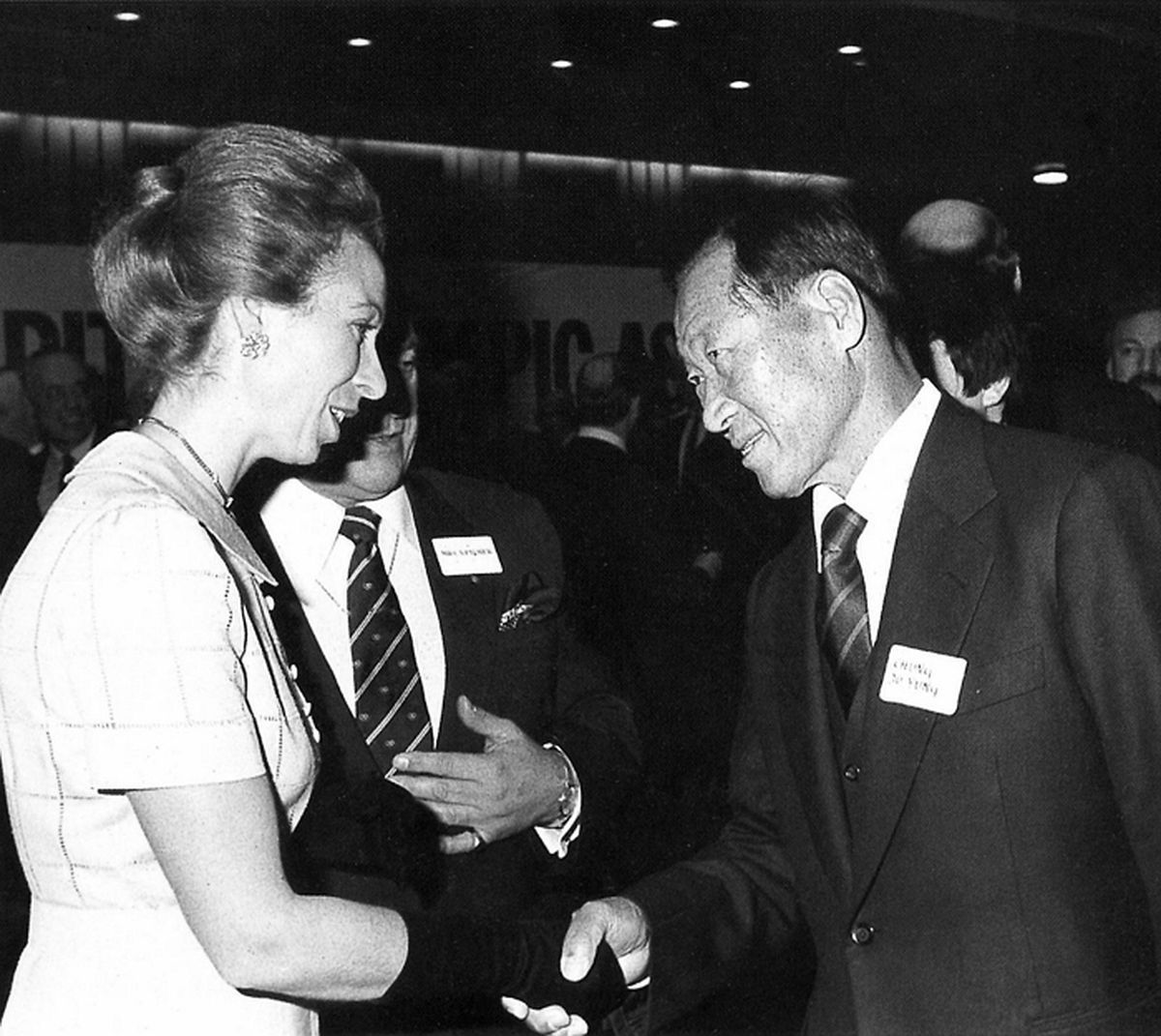 1980년대 영국올림픽 위원회 위원으로 활동하던 앤 공주와 서울 올림픽 유치를 위해 활동하던 정주영 창업주가 악수를 나누는 모습..jpg