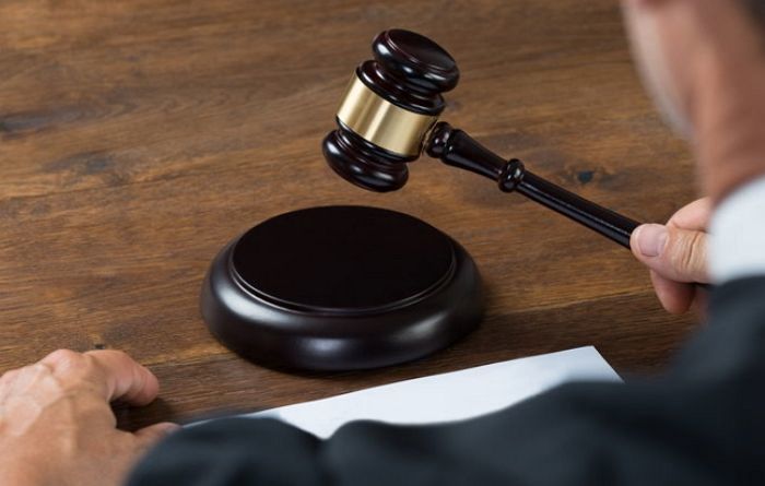 이웃집 건물 담장까지 올라가서 집 안에 있는 여성 훔쳐봤는데 '무죄' 선고한 재판부