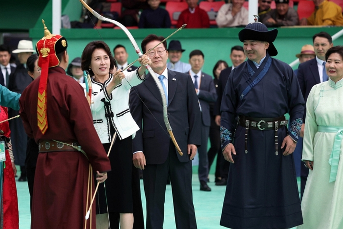 origin_김혜경여사몽골전통활쏘기체험.jpg