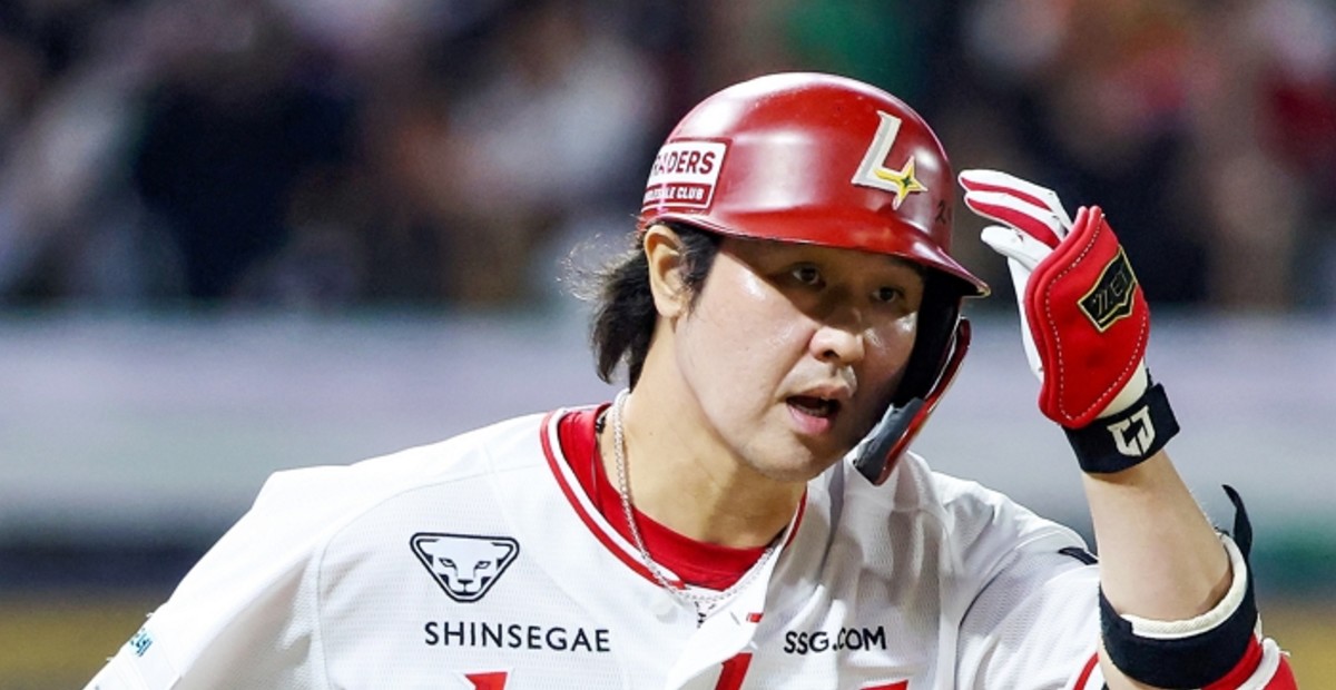 KBO 최초 11년 연속 20홈런... <b>SSG</b> 최정이 또 한번 새로 쓴 역대급 대기...