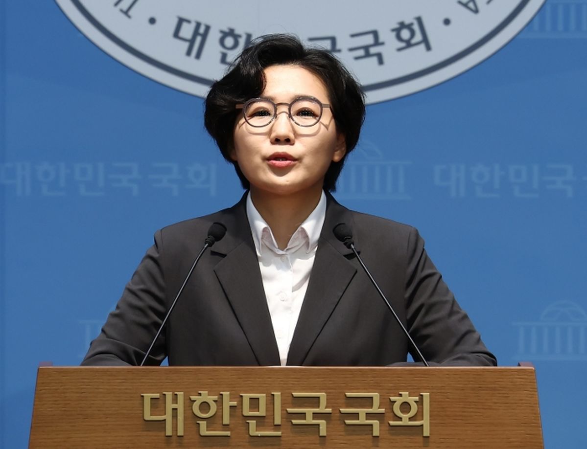 李대통령, “86세대는 가라” 외친 김보미 SNS 팔로우... 당내 세대교체 신호탄?