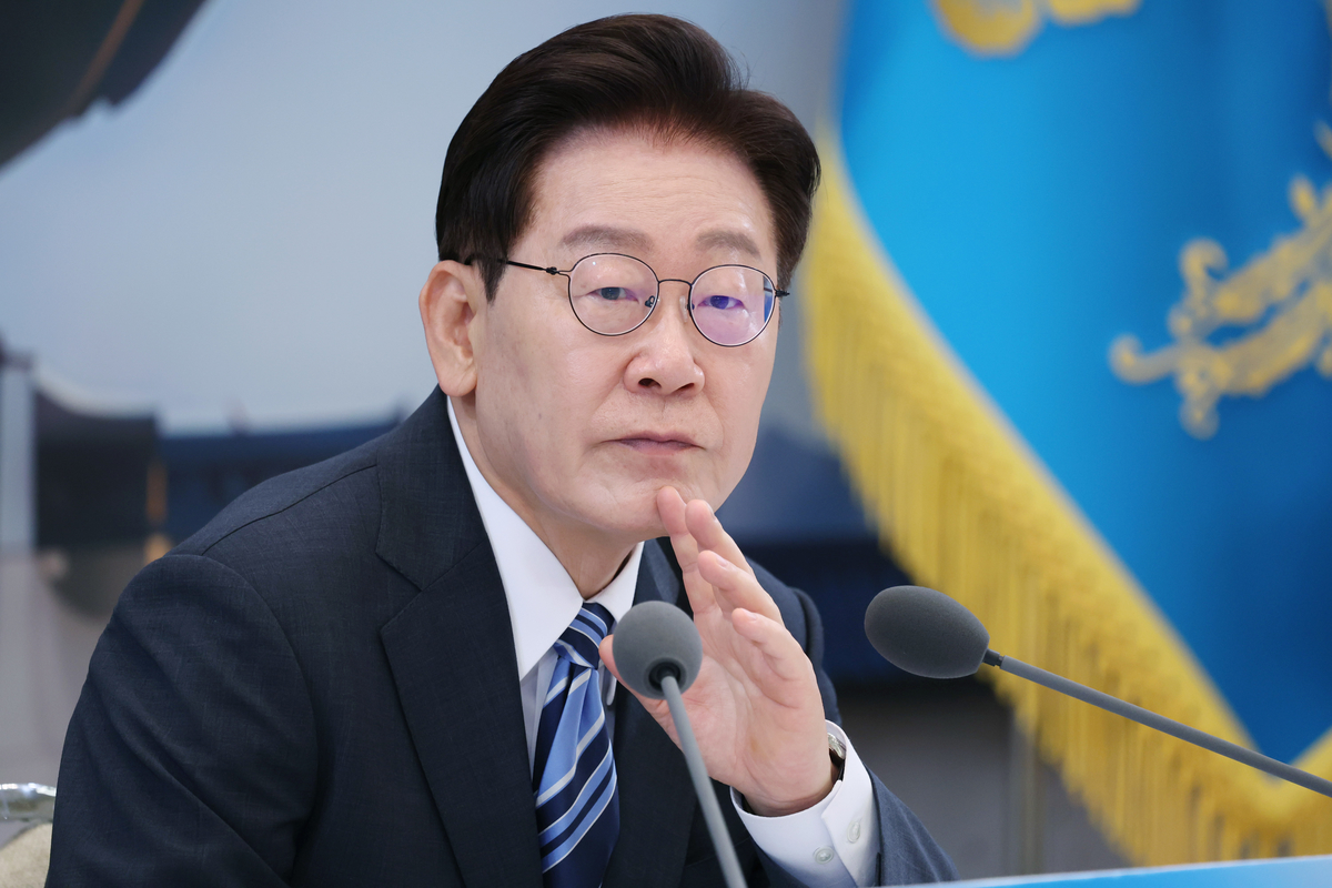 李대통령 지지율, 소폭 하락한 48.4%... 민주당·국힘 오차범위 내 접전 [리얼미터]