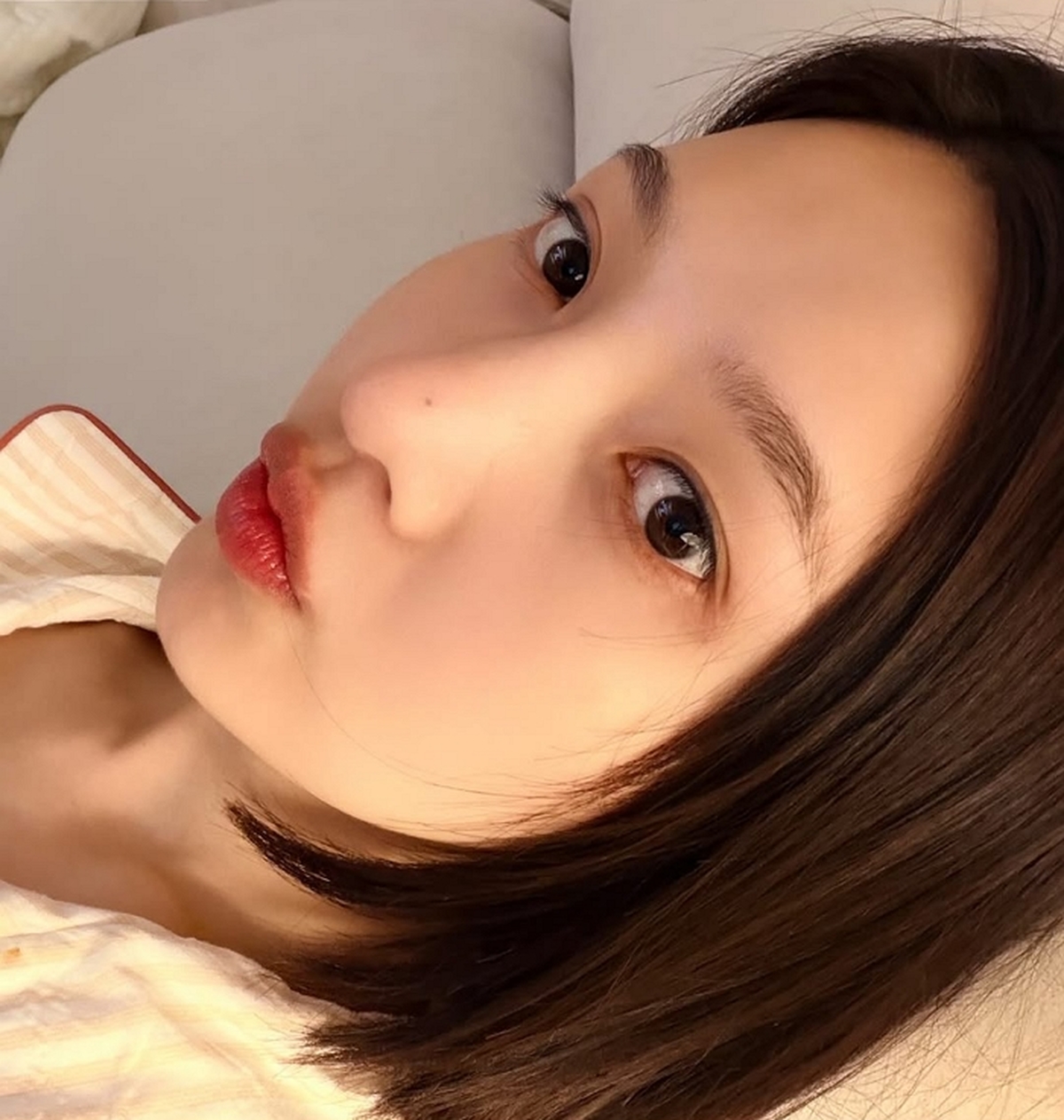 조이, 잠옷+민낯 초근접 셀카에도 빛나는 ‘도자기 피부’