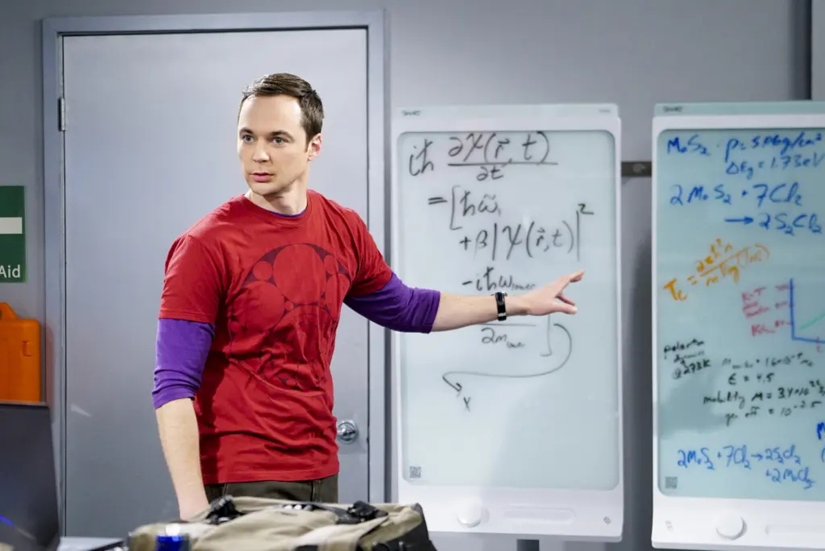 leonard-wolowitz-try-distract-sheldon-134658082.jpg