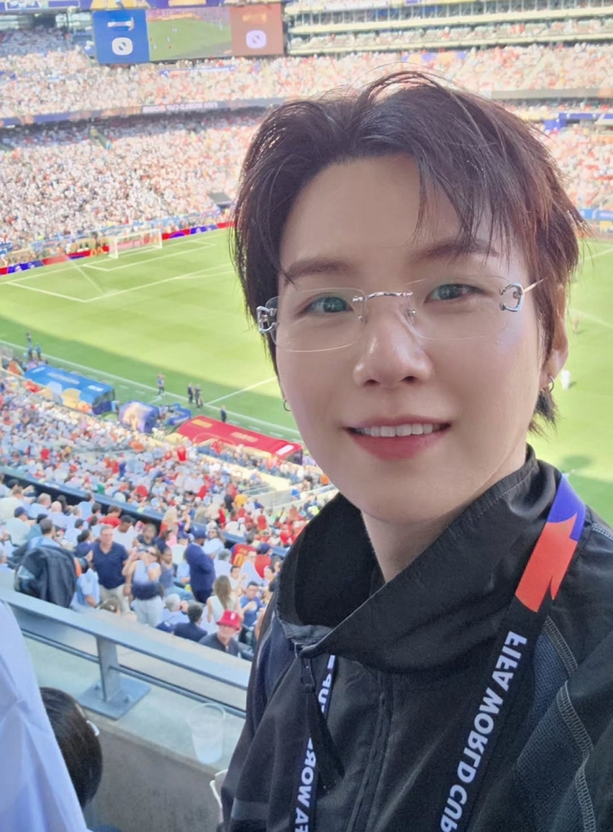 “30대 맞아?”... BTS 슈가, 월드컵 결승 직관 중 포착된 믿기지 않는 동안 비주얼