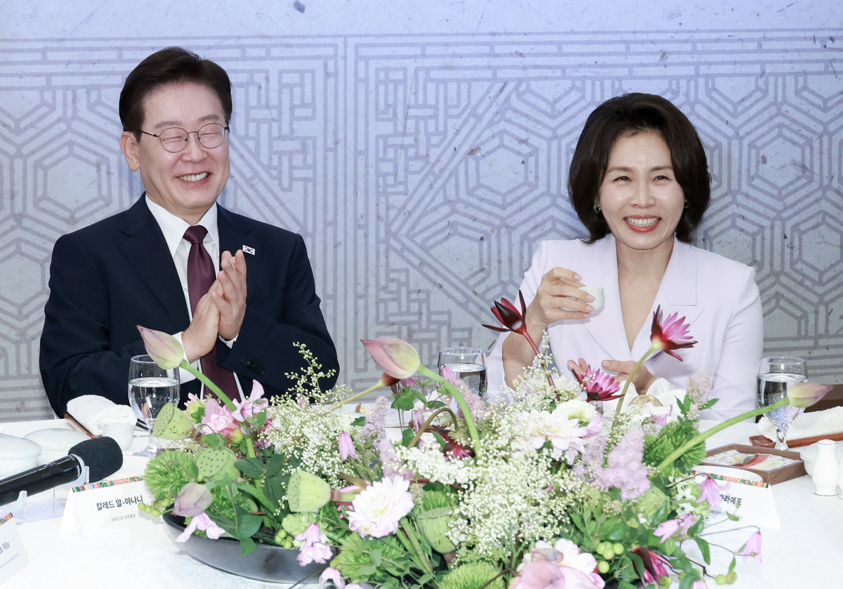 origin_미소짓는이재명대통령·김혜경여사.jpg