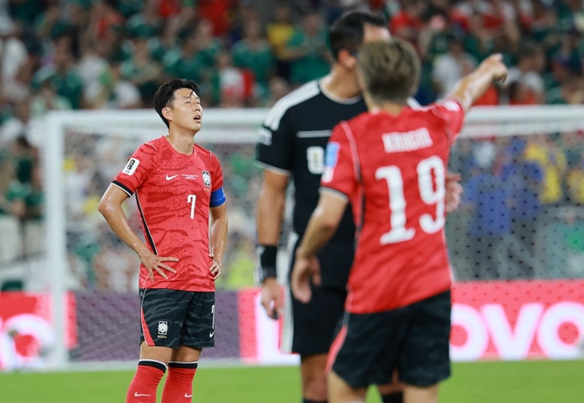 한국 축구대표팀, FIFA 랭킹 32위로 추락... 5년 만에 30위권 밖으로 밀려났다