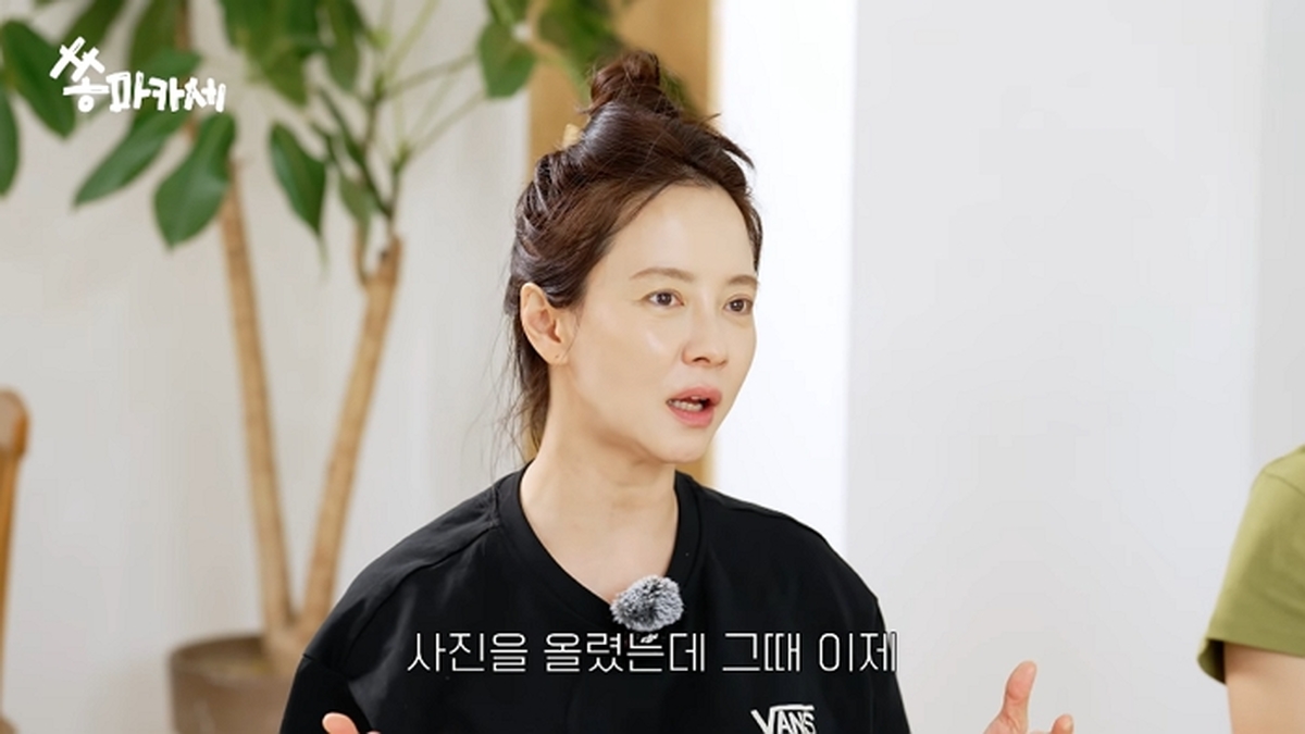 송지효, ‘헤어 논란’ 또 터졌다... 대충 올린 머리에 팬들 “성의 없다”