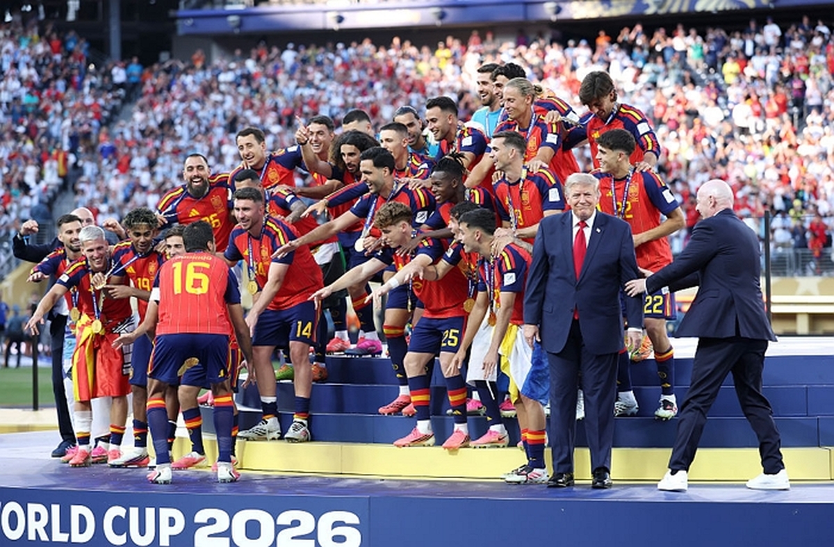 트럼프 월드컵 ‘시상대 민폐’ 논란에... FIFA, 공식 SNS에서 사진 잘라냈다