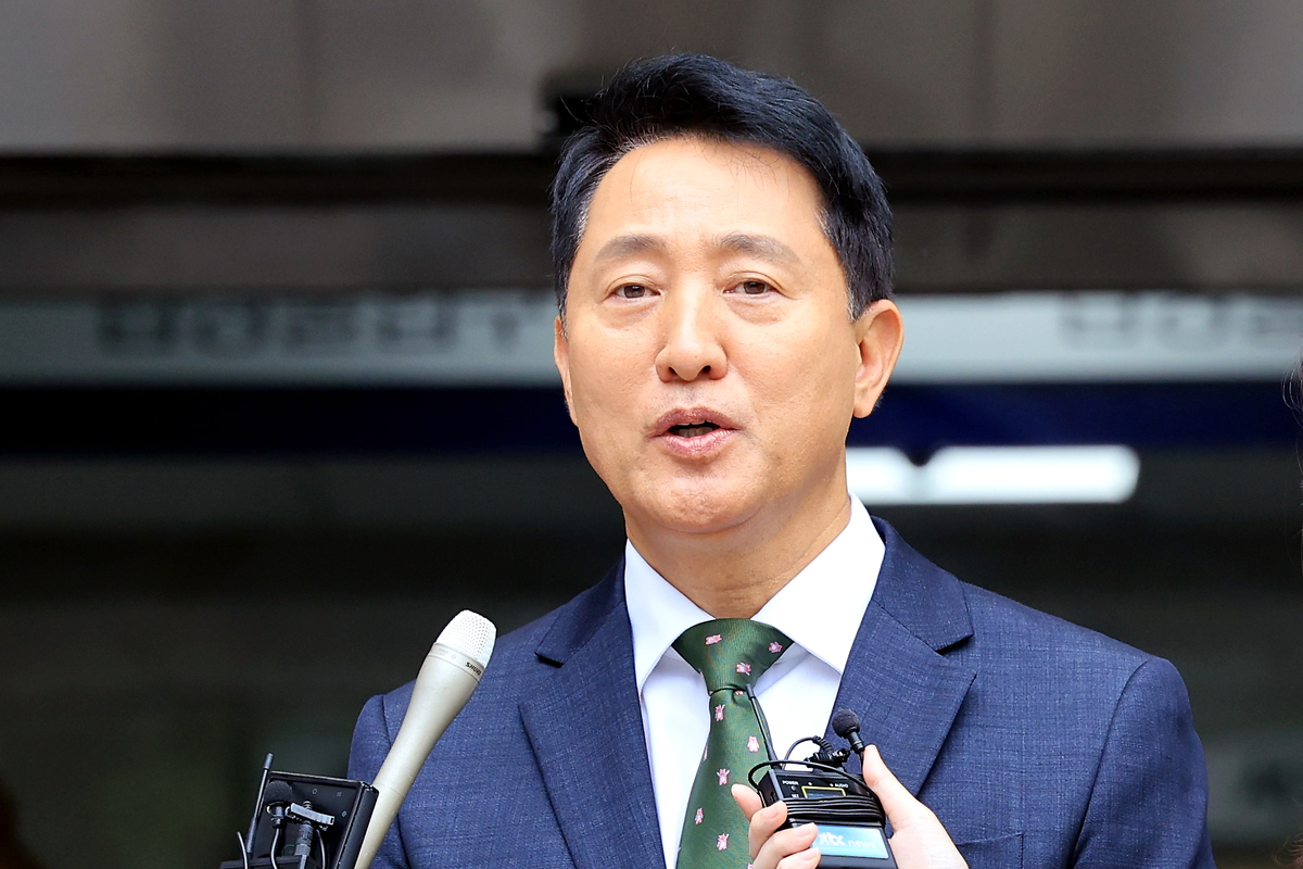 오세훈 서울시장이 22일 서울 서초구 서울중앙지방법원에서 열린 정치자금법위반 혐의 1심 선고를 마치고 취재진의 질문에 답하고 있다. 2026. 7. 22 / 뉴스1