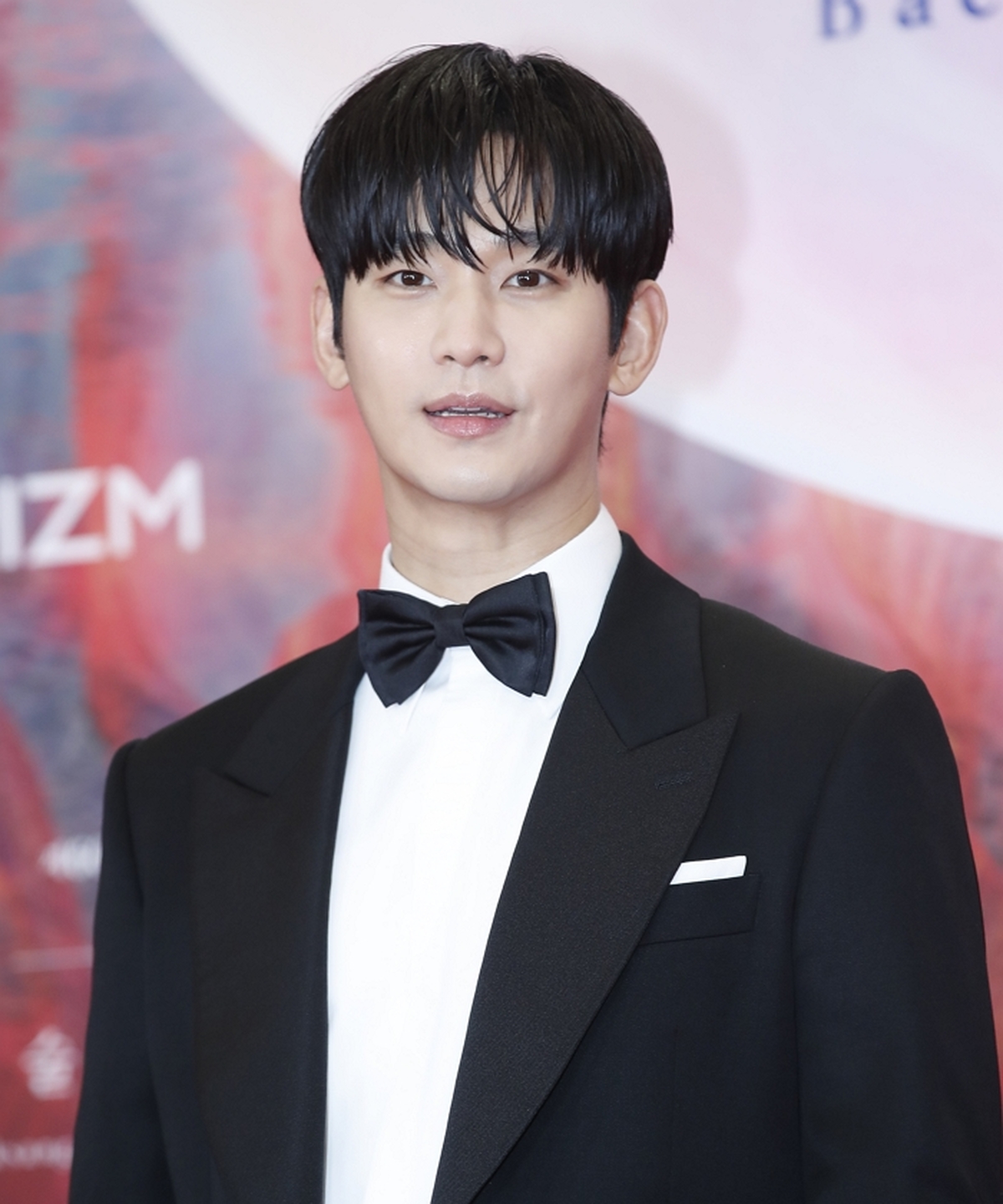 김수현, 1년 4개월만의 복귀 성공... 첫 광고부터 ‘품절 대란’