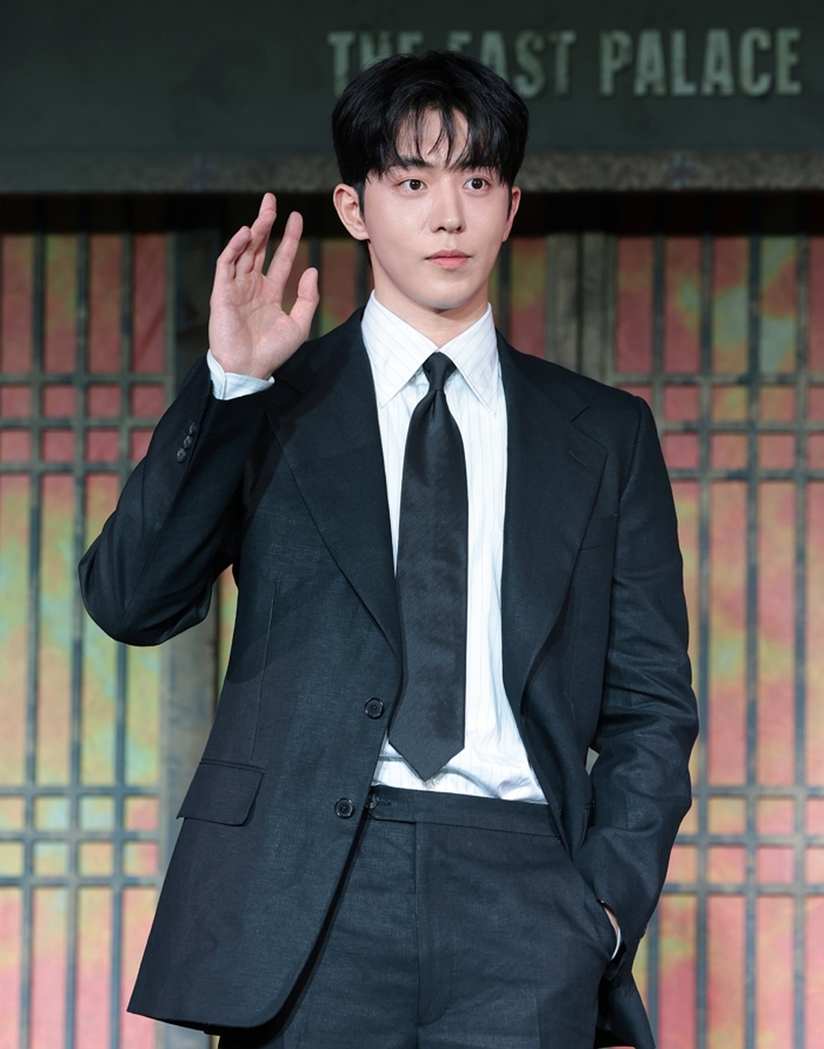 origin_남주혁빛나는손인사.jpg