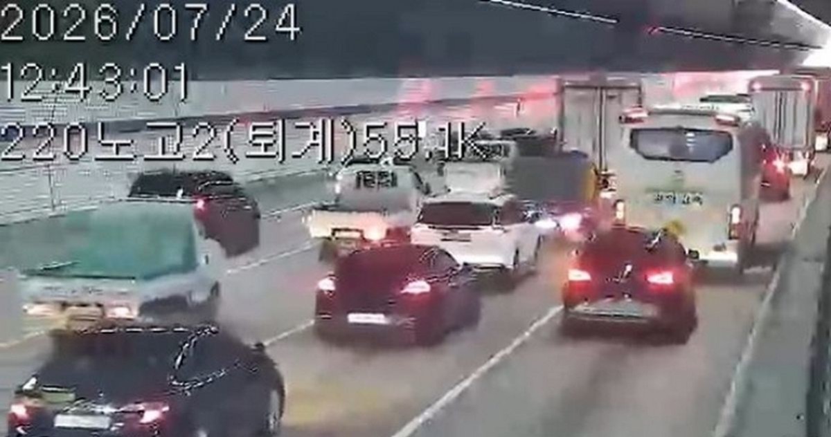 양주 <b>노고산1터널</b>서 <b>6중 추돌</b> 사고로 화재... 차량 3대 전소·3명 부상
