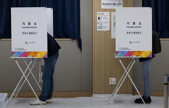 제21대 대통령선거 사전투표 첫날인 29일 오전 경기도 화성시 신동 동탄9동 행정복지센터에 마련된 사전투표소를 찾은 유권자들이 소중한 한 표를 행사하고 있다. / 뉴스1