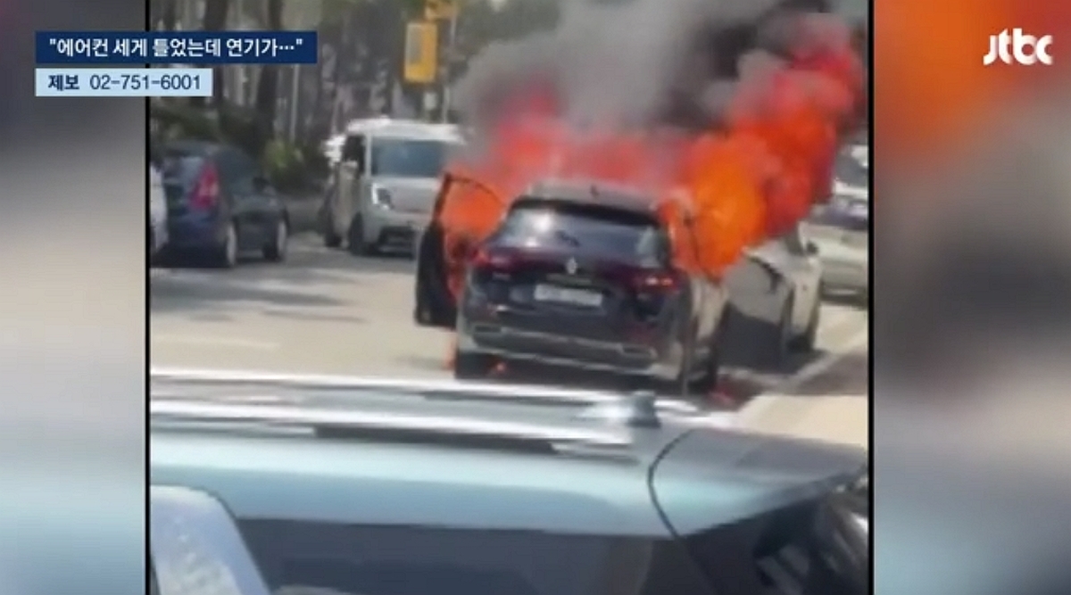 폭염 속 뜨거운 야외 주차장서 차량 '펑' 순식간에 화염... 뜻밖의 원인