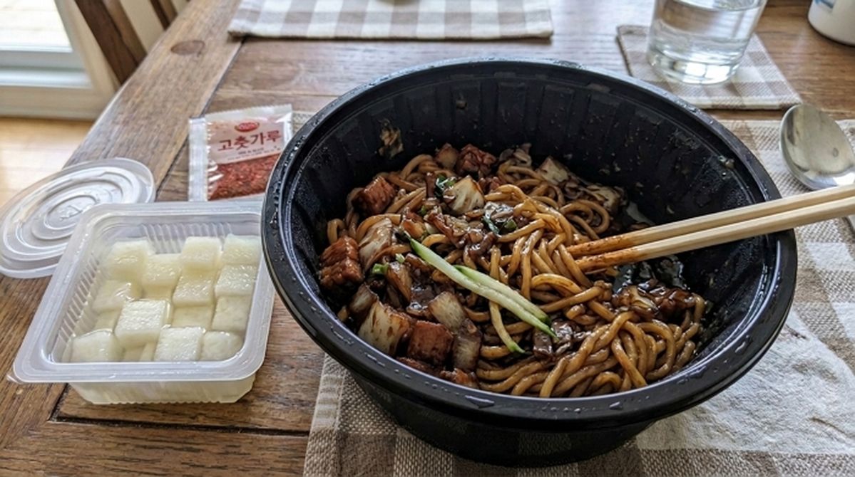 “배달앱서 11000원짜리 짜장면 시켰는데 ‘인스턴트 짜장+치킨무’가 왔습니다”