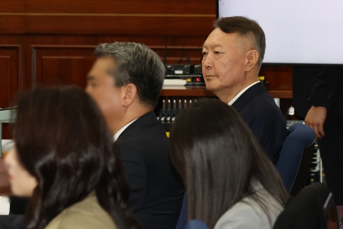 origin_굳은표정으로법정자리한윤석열전대통령.jpg