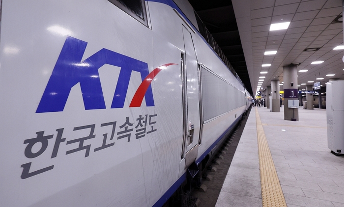 순천 KTX 단전 사고로 100여명 2시간 갇혀... “승객들 구토에 고열 호소”