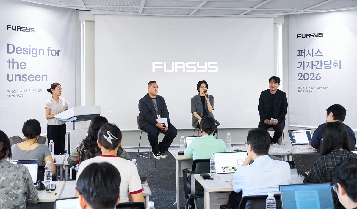 [사진3] 퍼시스 기자간담회에서 관계자들이 질의응답을 진행하고 있다.(우측부터) 함철우 부사장, 박정희 대표이사, 오문용 사업전략팀장.jpg