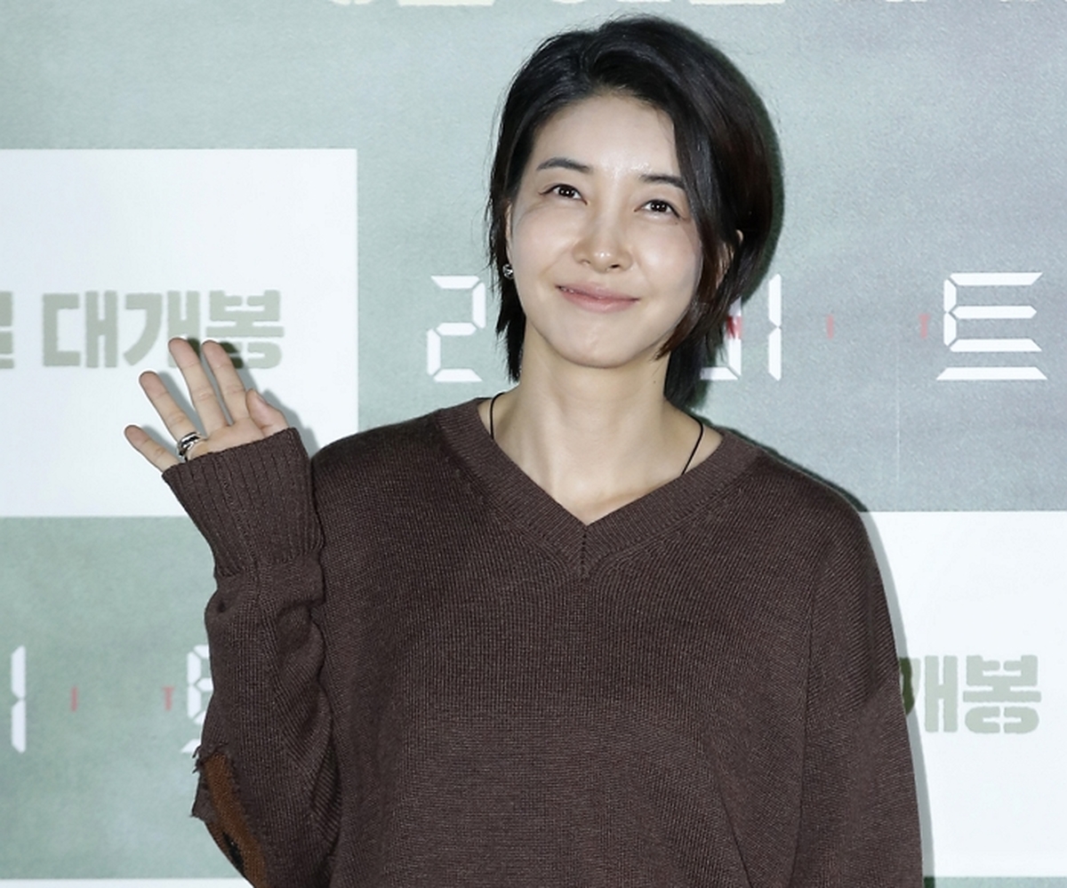 origin_진서연부드러운손인사.jpg