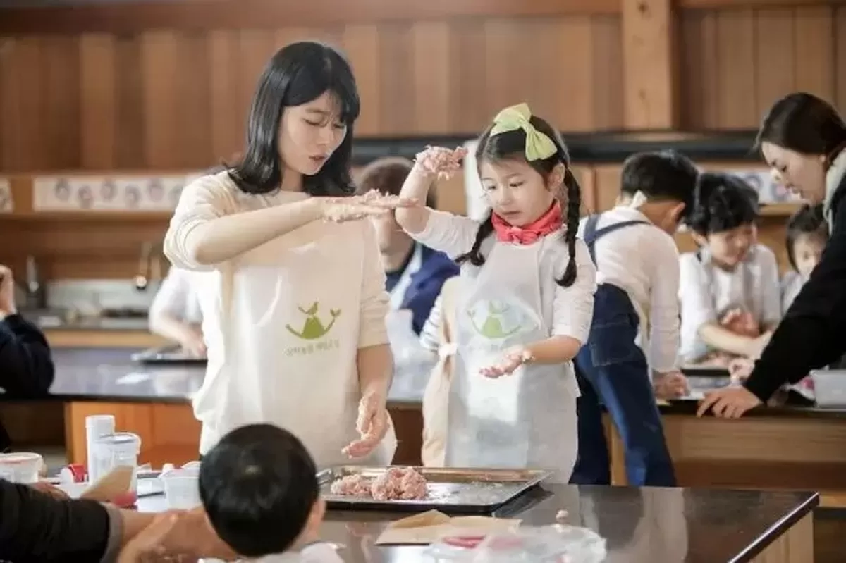 상하농원에서 소세지 만들기를 체험하고 있는 어린이들 / 상하농원