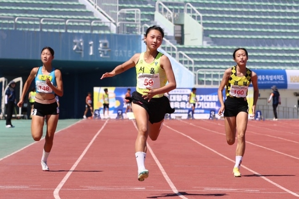 한국 육상판 새로 쓰는 중학생... 11초대 뚫고 부별 한국신 갈아치운 왕서윤 ‘압도적 클래스’