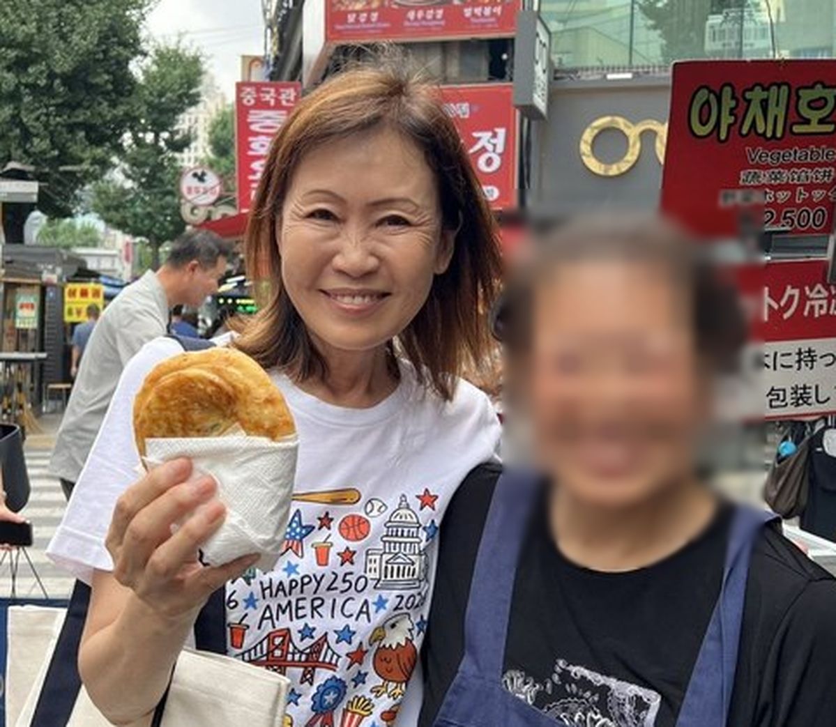 ‘서울 출생’ 미셸 스틸 주한美대사, 남대문서 ‘호떡 먹방 + 쇼핑’