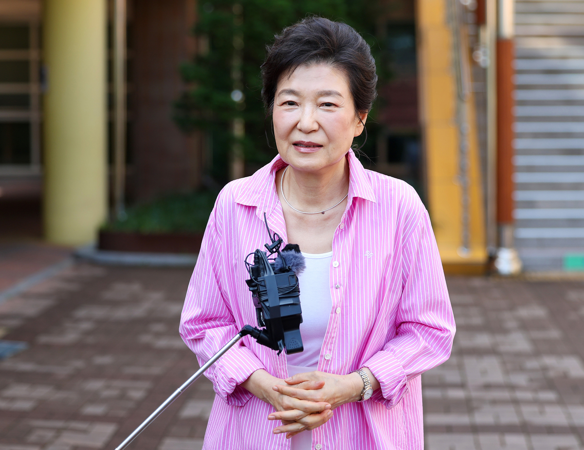 박근혜, 울산서 국힘 의원들과 만찬... “나라 어려운 상황, 적극 싸워달라”