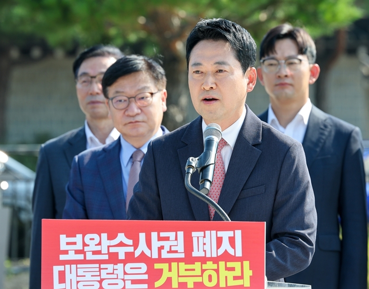 장동혁 국민의힘 대표가 3일 오전 서울 종로구 청와대 사랑채 분수대 앞에서 열린 '보완수사권 폐지 악법 거부권 촉구 현장 최고위원회의'에 참석해 모두 발언을 하고 있다. 2026.8.3 / 뉴스1