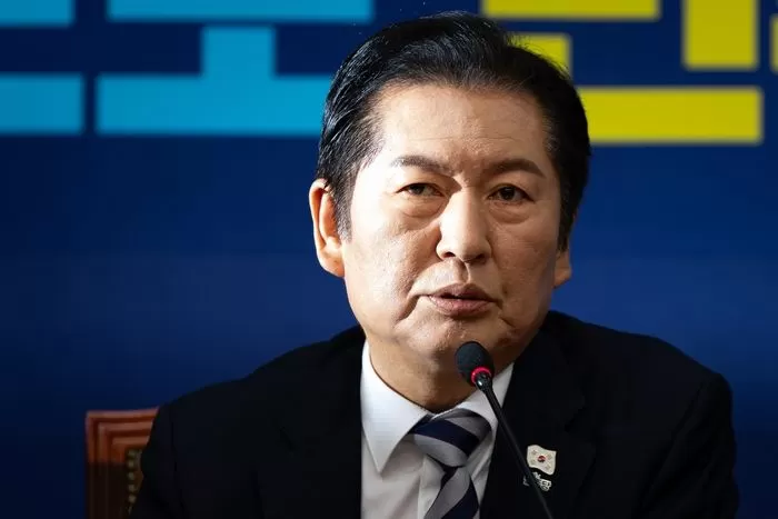정청래 “특정후보 구호 현수막 거는것 너무해” 선관위 조치 요구