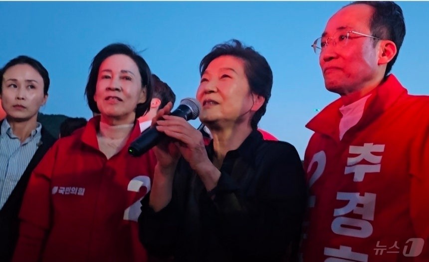 박근혜 전 대통령, 여당 의원들과 만찬… “국민 실망 않게 역할 해달라”