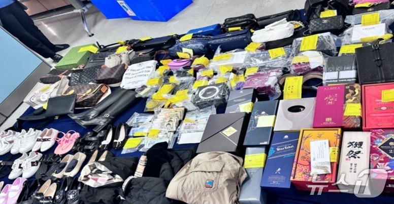 경기도가 지방세 고액 체납자 가택 수색 등을 통해 압류한 명품 시계 등 물품.(제공. 재판매 및 DB금지)