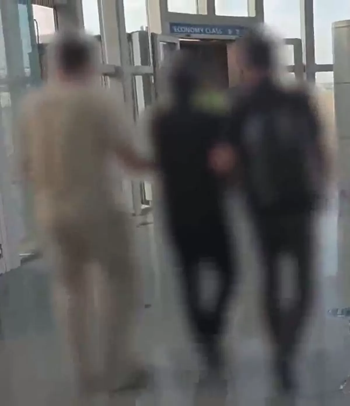 [수원=뉴시스] 29년 전 중국에서 강도살인 범죄를 저지르고 한국으로 넘어와 불법체류하며 도피하던 중국인이 검거 후 강제 송환되는 모습. (사진=경기남부경찰청 제공) 2026...